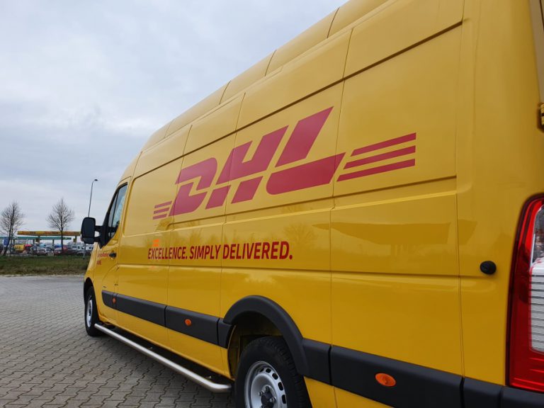 DHL autobelettering